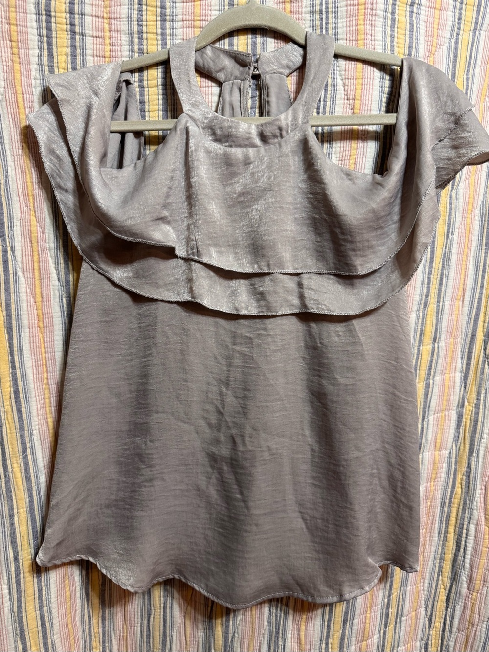 Jella C. Cold-Shoulder Layered Ruffle Blouse in Shimmer Gray Sz M
